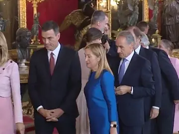 El error de protocolo de Pedro Sánchez y su mujer durante el besamanos con los Reyes en el Palacio Real El error de protocolo de Pedro Sánchez y su mujer durante el besamanos con los Reyes en el Palacio Real