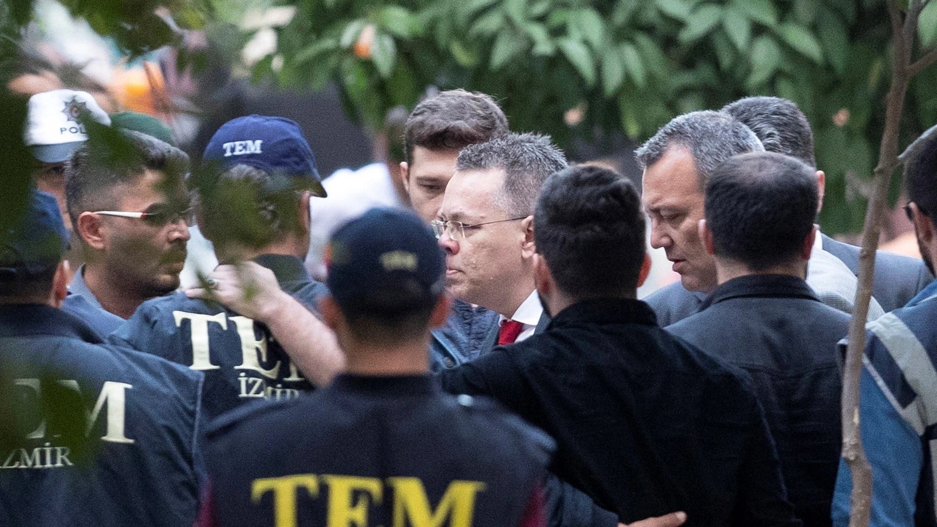 Miembros de la policía escoltan al religioso estadounidense Andrew Brunson Miembros de la policía escoltan al religioso estadounidense Andrew Brunson