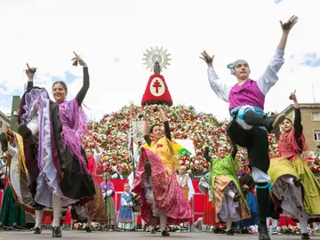 Miles de personas de todas partes de España y otros países han participado hoy en la tradicional Ofrenda de Flores a la Virgen del Pilar Miles de personas de todas partes de España y otros países han participado hoy en la tradicional Ofrenda de Flores a la Virgen del Pilar