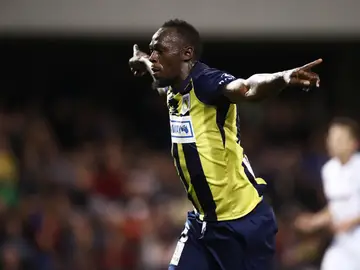 Usain Bolt celebra su primer gol como futbolista profesional Usain Bolt celebra su primer gol como futbolista profesional