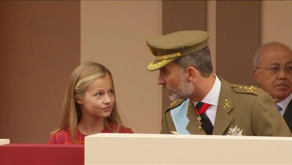 La Princesa Leonor ha asistido al desfile militar del 12 de octubre por primera vez a la derecha de su padre