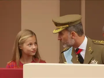 La Princesa Leonor ha asistido al desfile militar del 12 de octubre por primera vez a la derecha de su padre La Princesa Leonor ha asistido al desfile militar del 12 de octubre por primera vez a la derecha de su padre