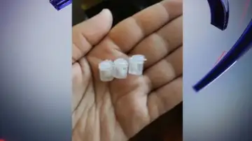 Cápsulas de droga encontradas en manos de la niña Cápsulas de droga encontradas en manos de la niña