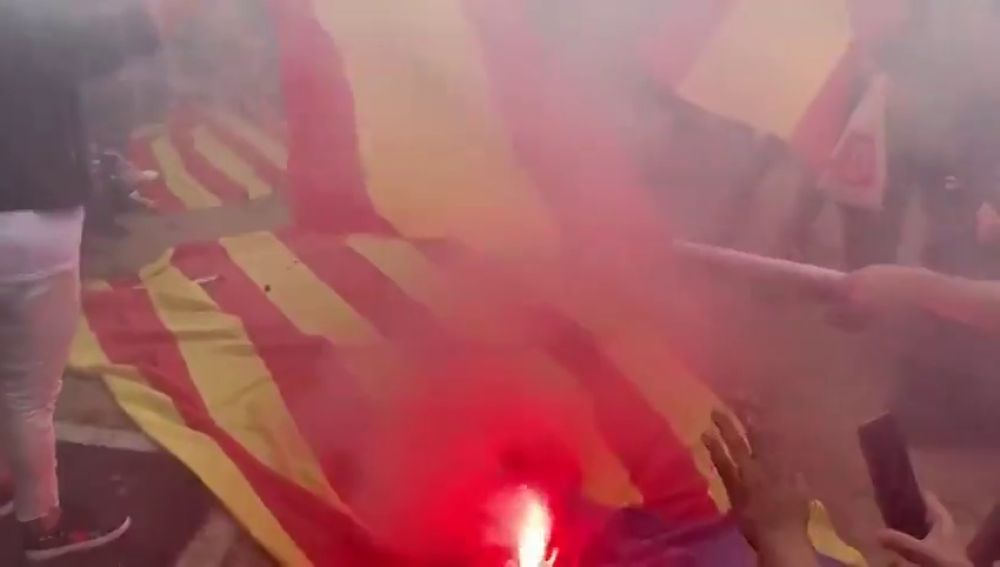 Imagen de una estelada quemada por miembros de la Falange