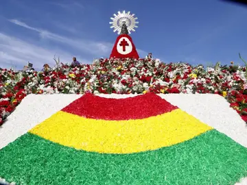 Fiestas del Pilar 2019: Ofrenda a la virgen del Pilar con la bandera de Bolivia, país invitado Fiestas del Pilar 2019: Ofrenda a la virgen del Pilar con la bandera de Bolivia, país invitado