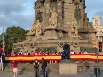 Aparecen enormes banderas de España en varios puntos de Cataluña por el 12 de Octubre Aparecen enormes banderas de España en varios puntos de Cataluña por el 12 de Octubre