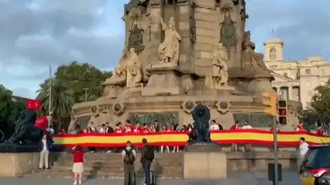 Aparecen enormes banderas de España en varios puntos de Cataluña por el 12 de Octubre Aparecen enormes banderas de España en varios puntos de Cataluña por el 12 de Octubre
