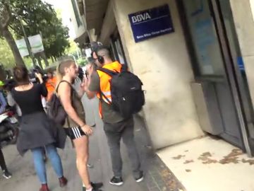 Un grupo de jóvenes que protestaba por el Día de la Hispanidad causa destrozos en las calles de Barcelona