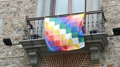 Polémica por un edil de Carmena: exhibe la bandera de la resistencia indígena en el balcón de su despacho