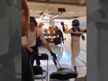 Se filtra un vídeo de Alonso tirando los guantes malhumorado tras abandonar