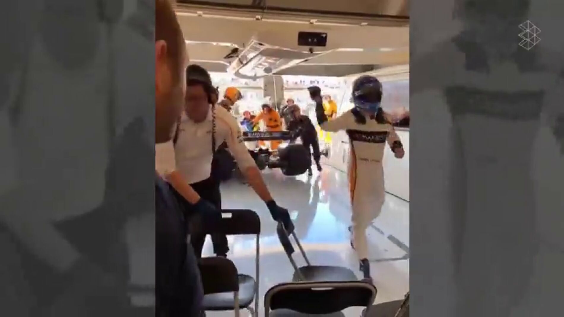 Se filtra un v&iacute;deo de Alonso tirando los guantes malhumorado tras abandonar