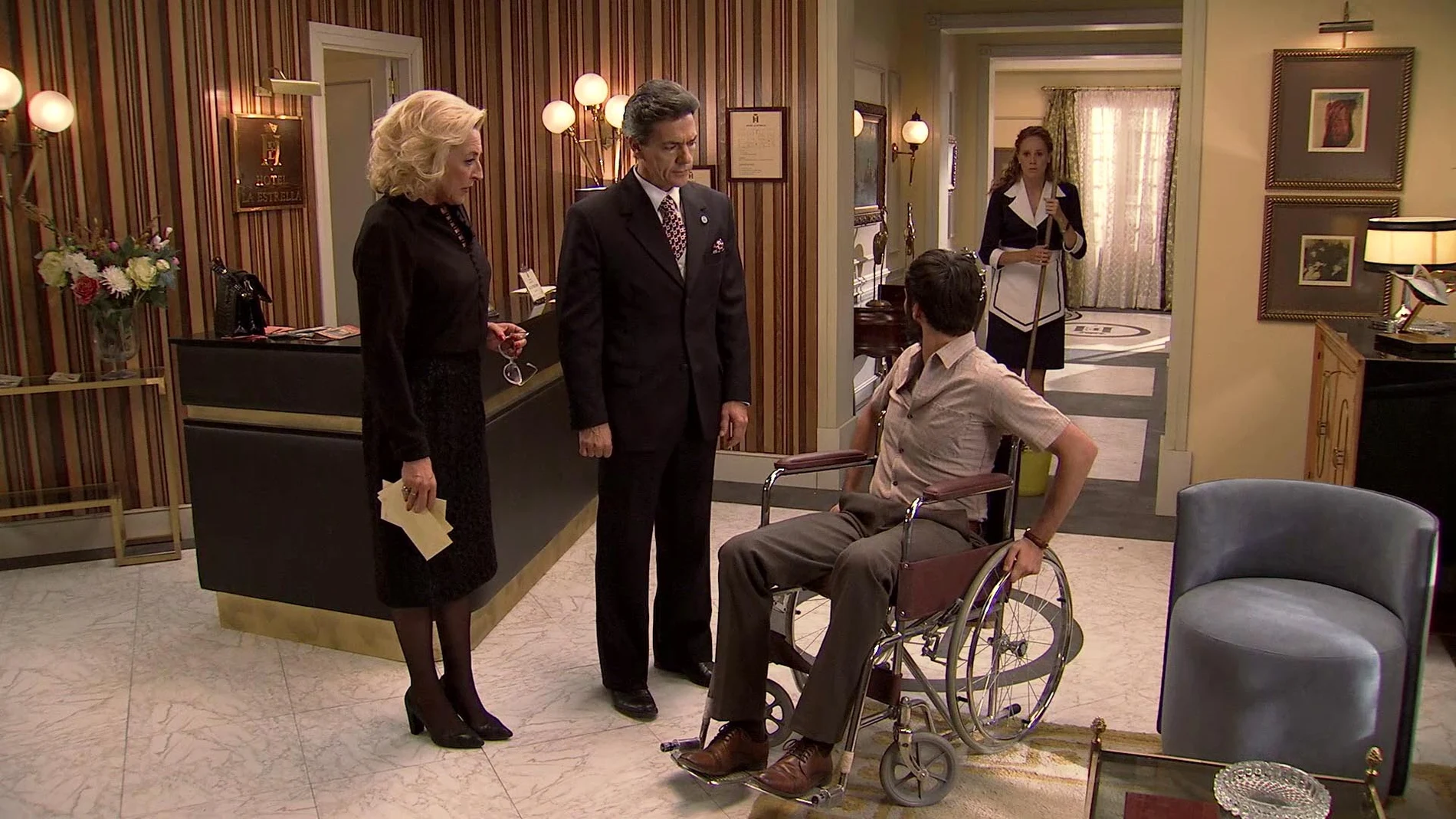 Manuel se presenta en el hotel en pleno enfrentamiento de Natalia y Ascensión