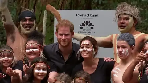 El príncipe Harry viista el poblado indígena de Batchulla El príncipe Harry viista el poblado indígena de Batchulla