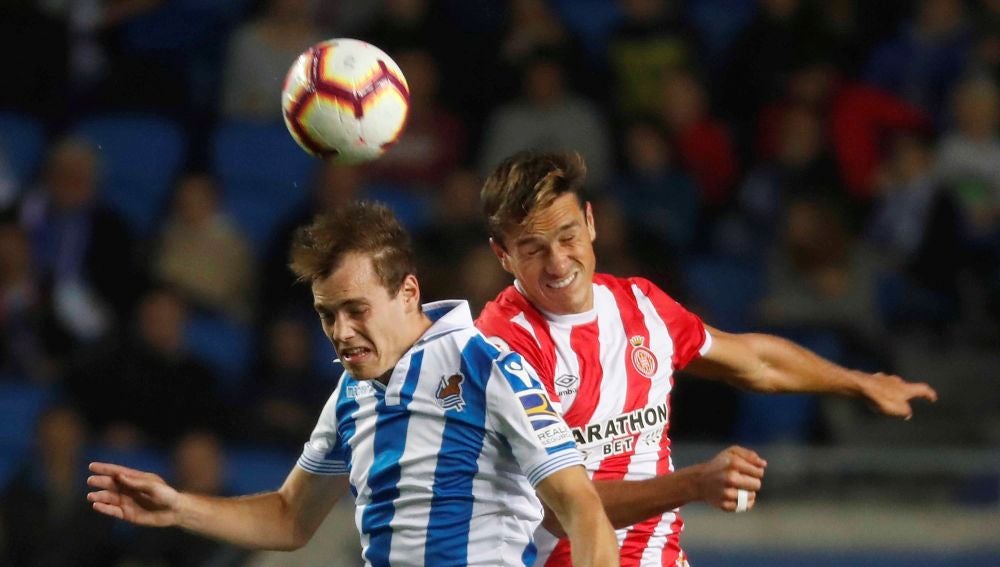 Disputa de balón entre Jon Bautista y Bernardo Espinosa