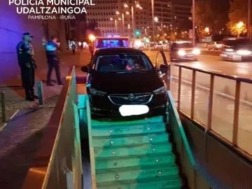 Coche atascado en unas escaleras en Pamplona Coche atascado en unas escaleras en Pamplona