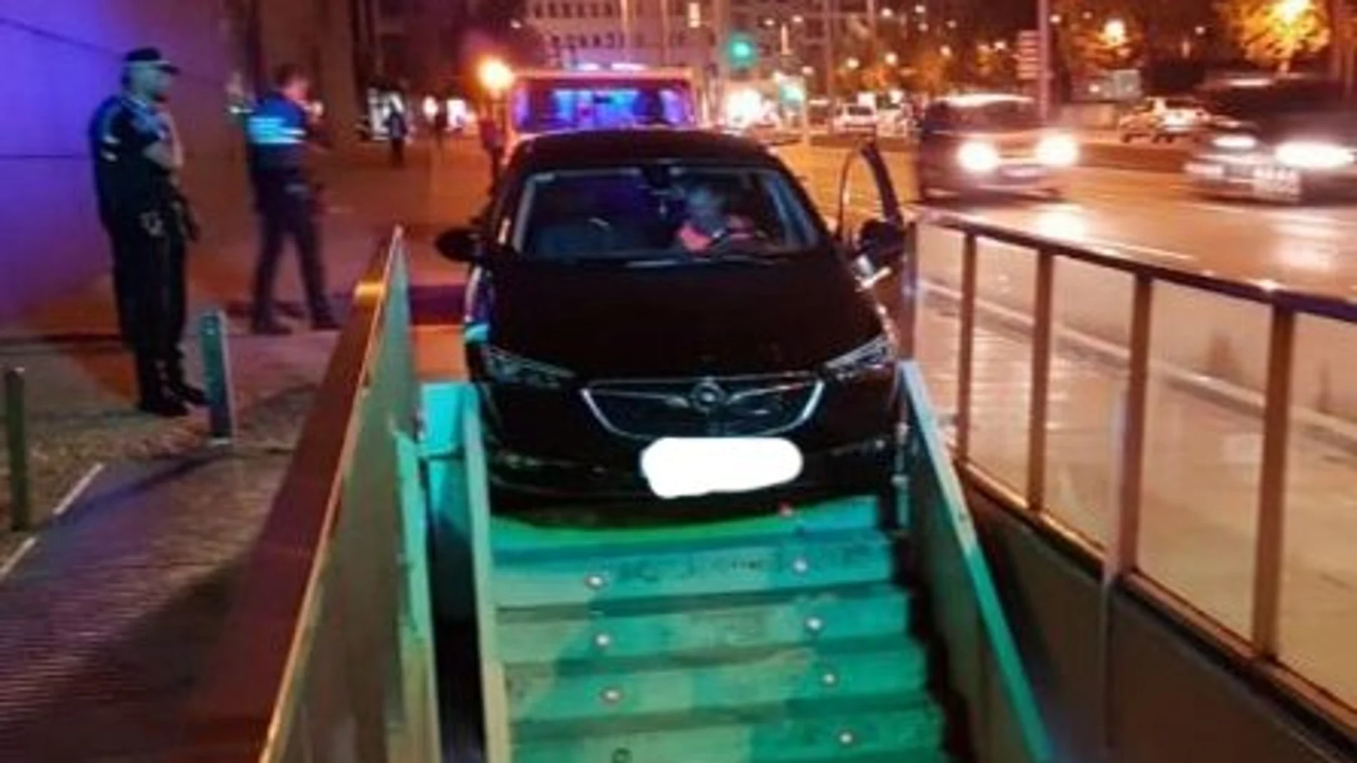 Coche atascado en unas escaleras en Pamplona Coche atascado en unas escaleras en Pamplona