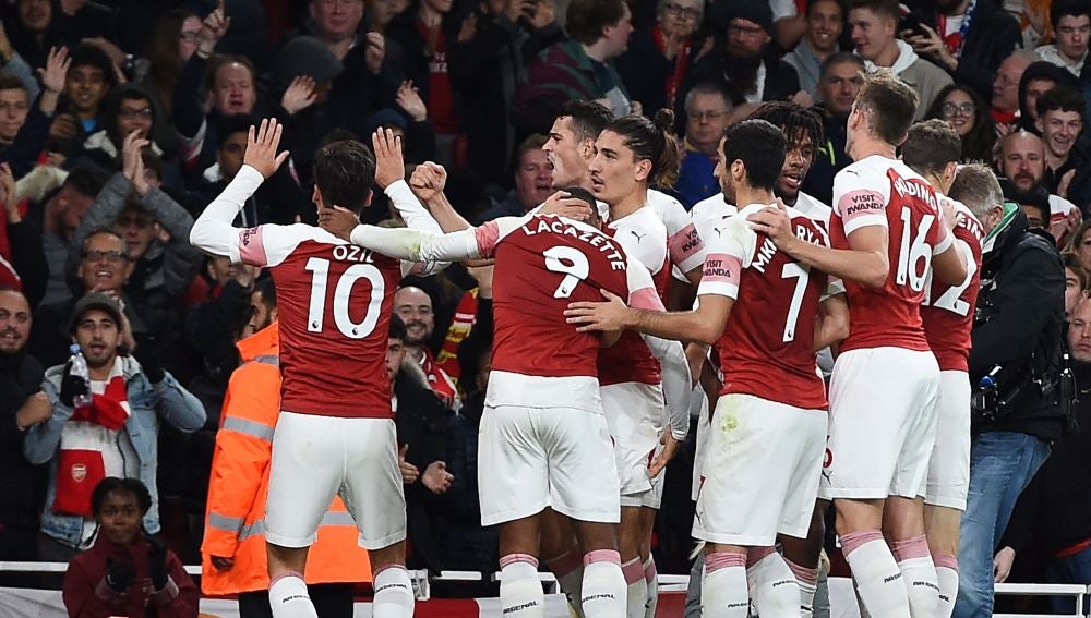 Özil celebra un gol ante el público del Emirates