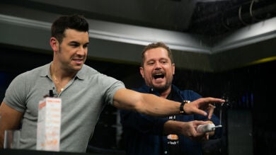 Mario Casas prueba el 'chorrito' de higiene íntima japonesa de El Monaguillo en 'El Hormiguero 3.0'