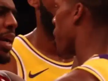 Momento en que parece que Rondo escupe a Chris Paul Momento en que parece que Rondo escupe a Chris Paul