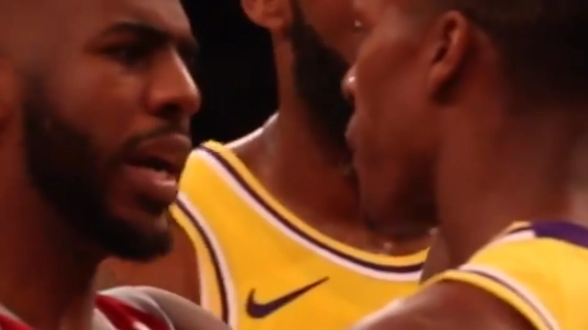 Momento en que parece que Rondo escupe a Chris Paul Momento en que parece que Rondo escupe a Chris Paul