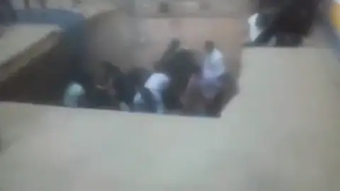 Diez personas resultan heridas tras hundirse un suelo en un acto de graduación Diez personas resultan heridas tras hundirse un suelo en un acto de graduación