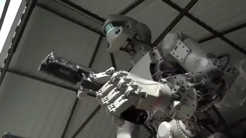 Rusia confirma el envío de dos robots al espacio capaces de disparar o conducir un coche Rusia confirma el envío de dos robots al espacio capaces de disparar o conducir un coche