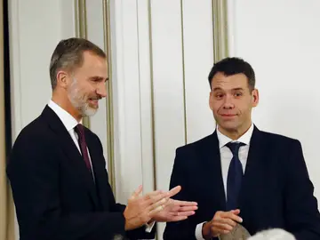 El rey Felipe VI entrega el Premio Francisco Cerecedo al periodista Rubén Amón El rey Felipe VI entrega el Premio Francisco Cerecedo al periodista Rubén Amón