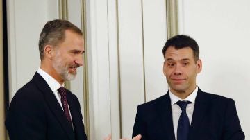 El rey Felipe VI entrega el Premio Francisco Cerecedo al periodista Rub&eacute;n Am&oacute;n