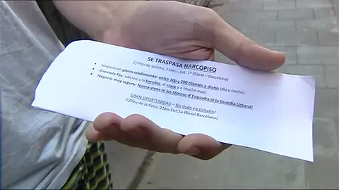 "Se traspasa narcopiso. Clientela fija: adictos a la heroína, al crack y a mucho más", el anuncio que denuncian los vecinos del Raval "Se traspasa narcopiso. Clientela fija: adictos a la heroína, al crack y a mucho más", el anuncio que denuncian los vecinos del Raval