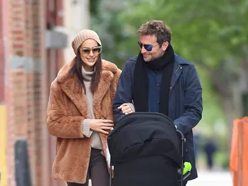 Irina Shayk y Bradley Cooper llevan al parque a su hija Irina Shayk y Bradley Cooper llevan al parque a su hija