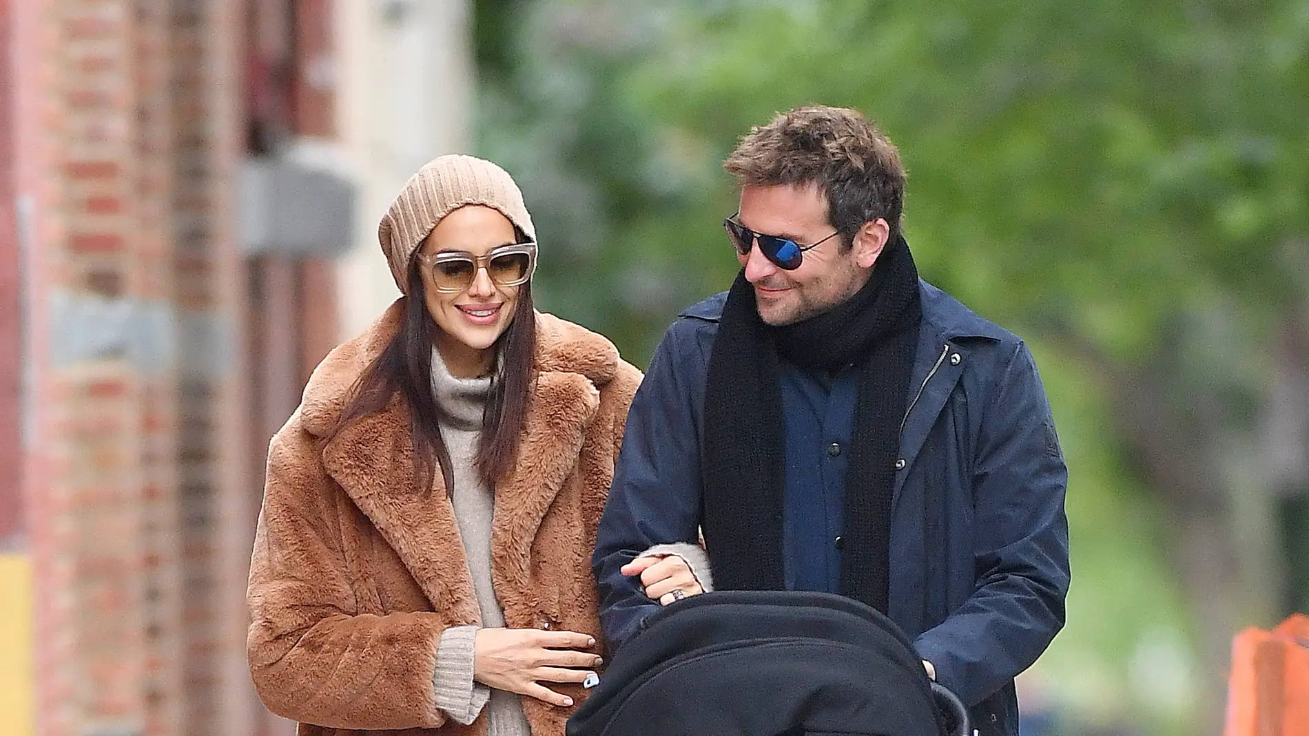 Irina Shayk y Bradley Cooper llevan al parque a su hija 