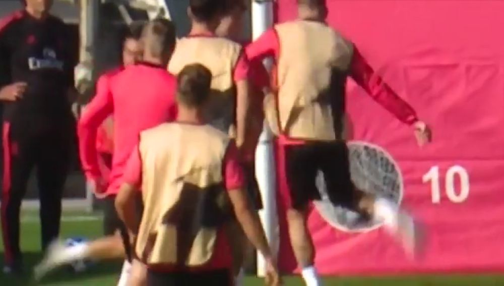 Tensión en Valdebebas: Sergio Ramos se enfada con Reguilón y le da dos pelotazos