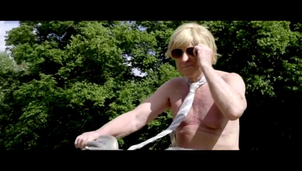 ¿Qué causa reivindica un diputado conservador británico desnudo en bicicleta por un parque de Londres?