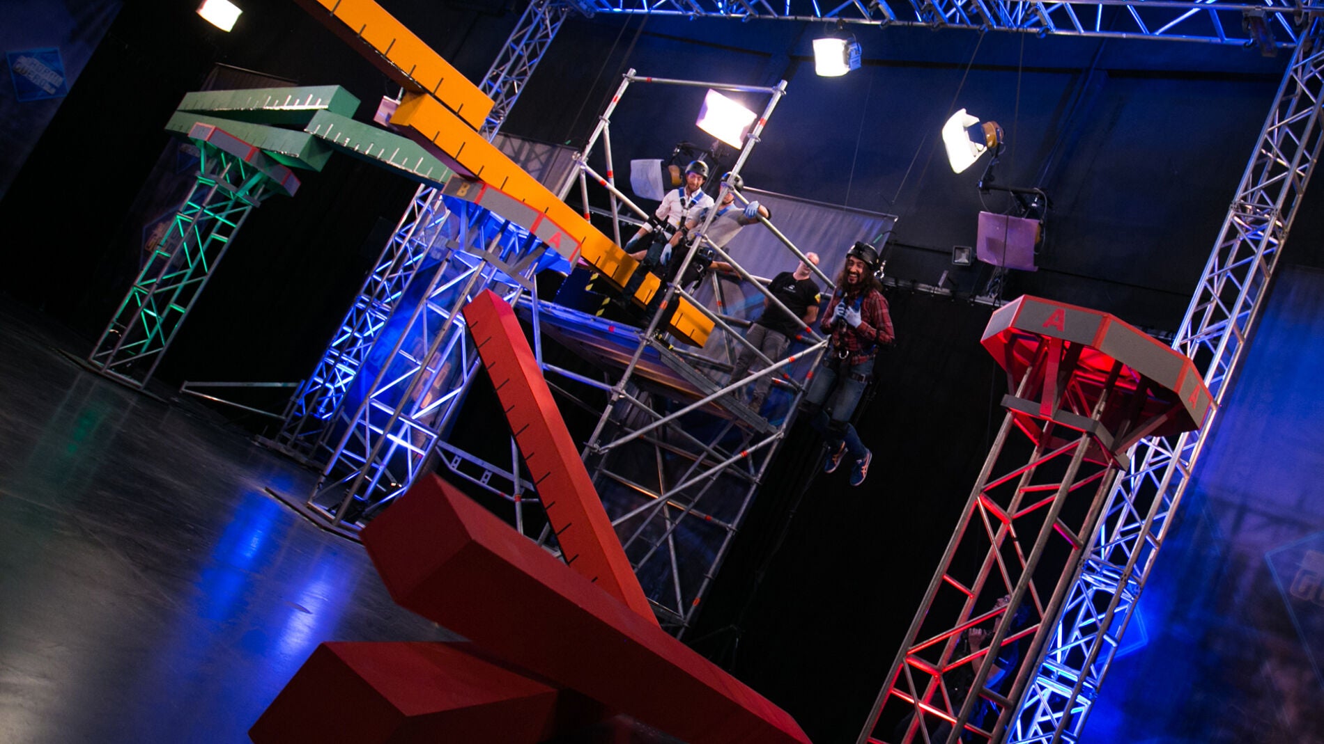 Mario Casas se atreve a cruzar 'los puentes de la muerte' de Marron