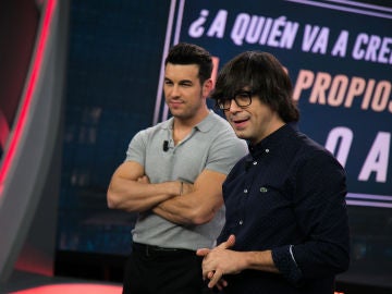 Luis Piedrahita deja alucinado a Mario Casas con su excéntrico truco de magia en 'El Hormiguero 3.0'