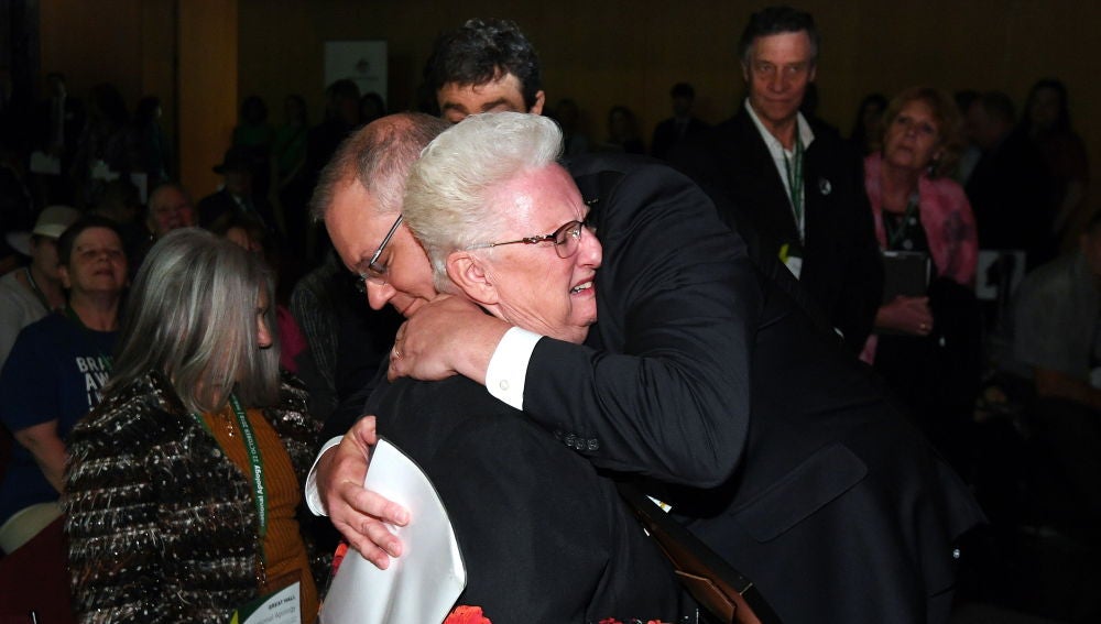 El primer ministro australiano abraza a una víctima