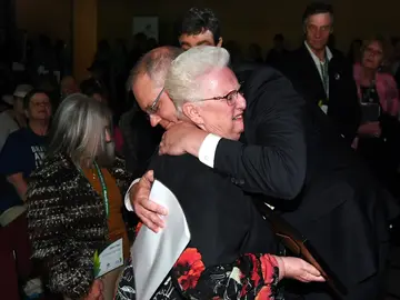 El primer ministro australiano abraza a una víctima El primer ministro australiano abraza a una víctima