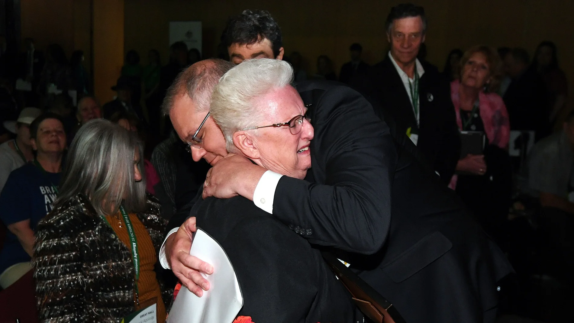El primer ministro australiano abraza a una víctima El primer ministro australiano abraza a una víctima