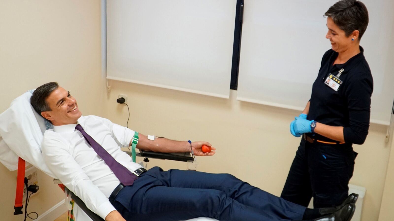 Pedro Sánchez dona sangre en La Moncloa para las Fuerzas Armadas
