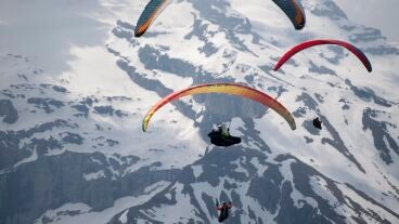 Parapentistas vuelan sobre una monta&ntilde;a en una imagen de archivo