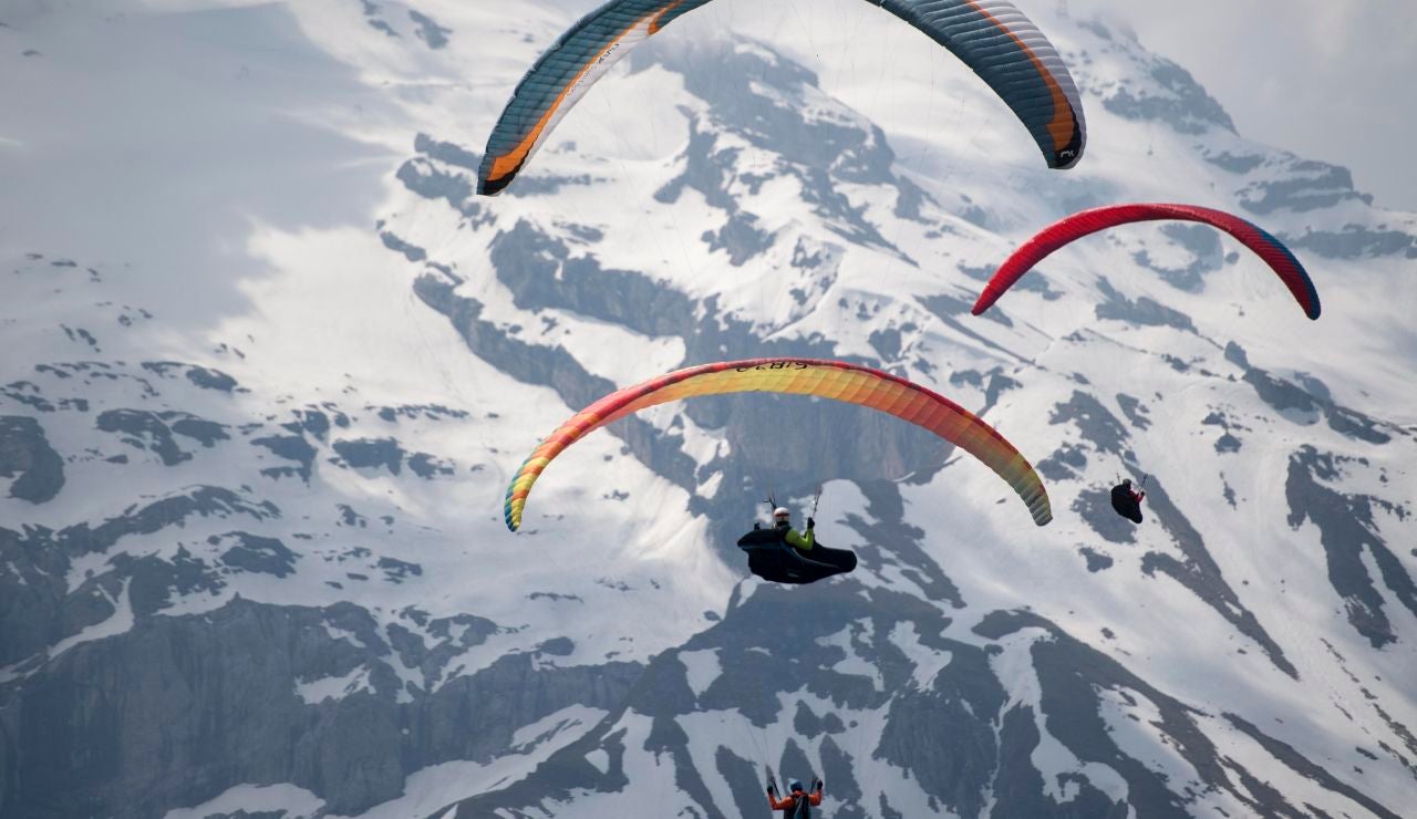 Parapentistas vuelan sobre una monta&ntilde;a en una imagen de archivo