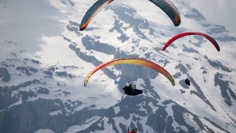 Parapentistas vuelan sobre una monta&ntilde;a en una imagen de archivo