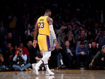LeBron James, cabizbajo tras la derrota de los Lakers