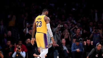 LeBron James, cabizbajo tras la derrota de los Lakers