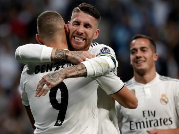 Benzema y Ramos celebran un gol