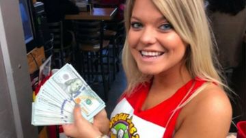 La camarera que recibió la propina de 10.000 dólares
