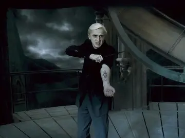 Draco Malfoy mostrando la marca tenebrosa en 'Harry Potter' Draco Malfoy mostrando la marca tenebrosa en 'Harry Potter'