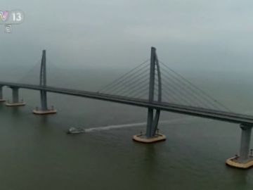 China inaugura el puente sobre el mar más largo del mundo con 55 kilómetros de recorrido