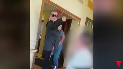 Graban a una mujer insultando y atacando a una familia por hablar español en Estados Unidos Graban a una mujer insultando y atacando a una familia por hablar español en Estados Unidos