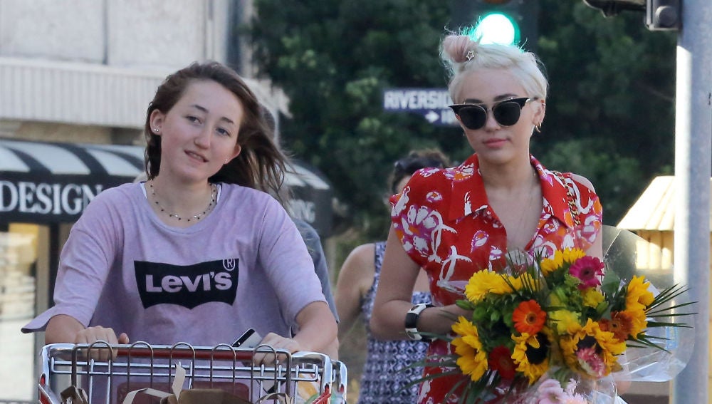 Miley Cyrus y su hermana Noah